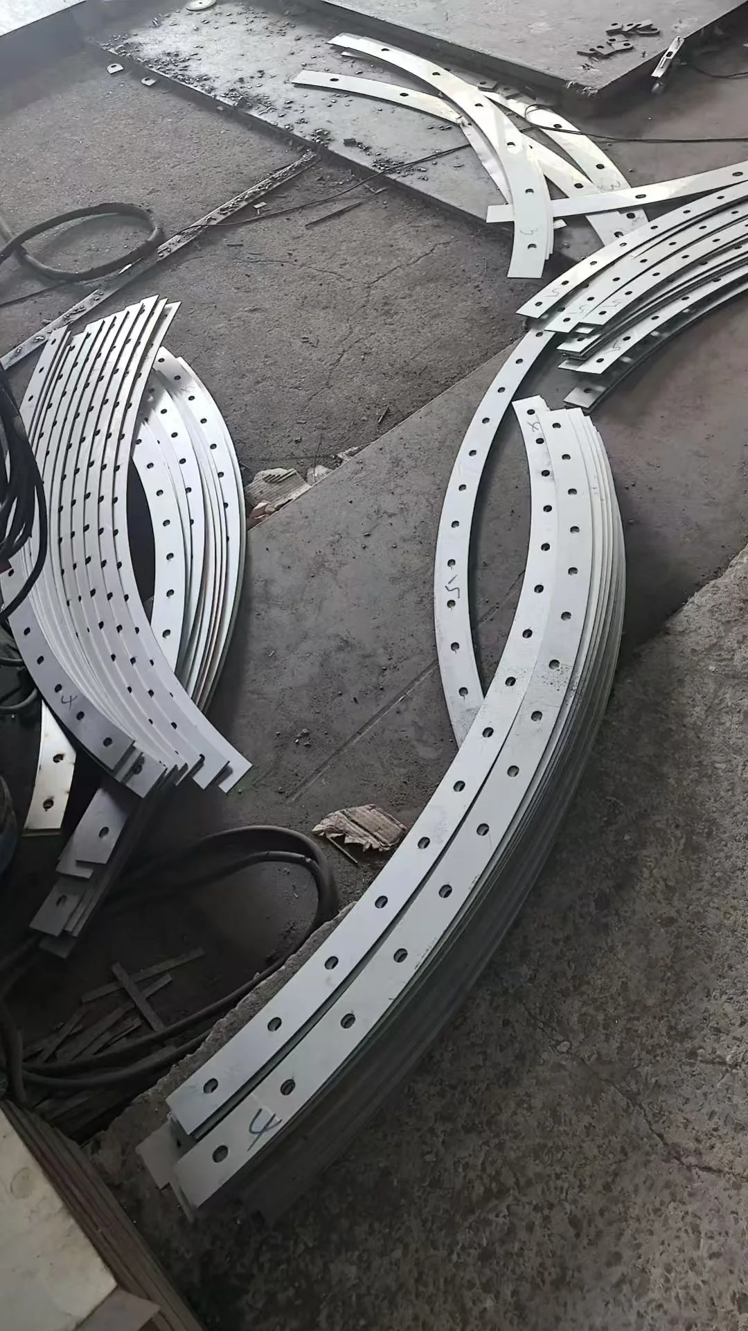 Curved perforated plate / segmented flange