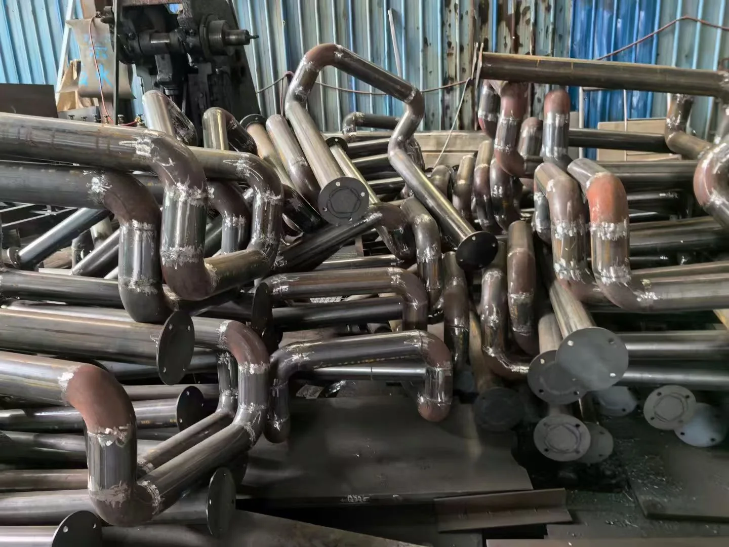 Welded bend & flanged pipe assembly